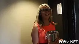 可爱青少年18+在场景中变得邪恶，一边用力吸吮