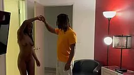 继妹邀请继兄来淋浴里激烈操