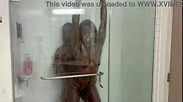 继妹邀请继兄来淋浴里激烈操