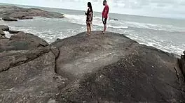 levamos a novinha carioca na praia pra fuder com o casal no mato e pegaram agente transando