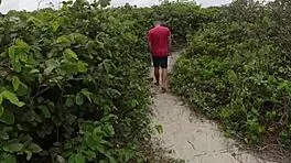 levamos a novinha carioca na praia pra fuder com o casal no mato e pegaram agente transando