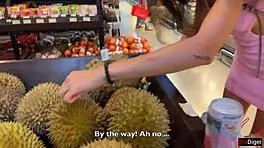 她臉上帶著精液逛超市，我就買她任何東西