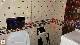 圣诞快乐，18岁少女穿内衣POV尿尿合集，她的假期厕所把戏很狂野。