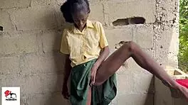 性感18+学生被抓到在灌木丛边自慰