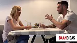 淫荡情境与热辣金发熟女和大屌