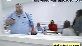 我是Sasha Pearl，饥渴大奶办公室荡妇在工作中吸Parker Ambrose的肥鸡巴