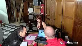 这个害羞红发少女挑逗：“看我第一次试镜骑乘式！”