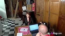 这个害羞红发少女挑逗：“看我第一次试镜骑乘式！”