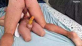 双人玩具，他干她的紧逼同时骑变性娃娃鸡巴