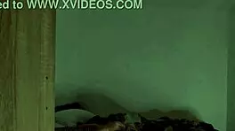 间谍摄像头抓到我丰满室友在宿舍大声呻吟自慰