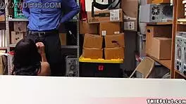 娇小混血18+偷窃妹被商场保安抓到猛操