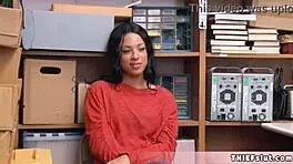 娇小混血18+偷窃妹被商场保安抓到猛操