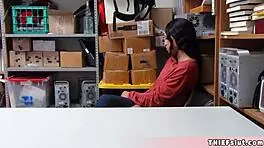 娇小混血18+偷窃妹被商场保安抓到猛操