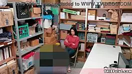 娇小混血18+偷窃妹被商场保安抓到猛操