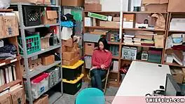 娇小混血18+偷窃妹被商场保安抓到猛操