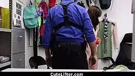 Teen suspect pleads with mall cop to release her