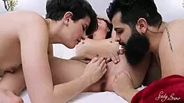 Fodendo O Cuzinho Das Duas Meia-Irmãs Em Um Sexo Surreal