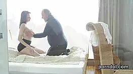 该死，这个感性女孩被老教师猛干