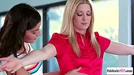 嘿，看这个女同学生脱衣舔她金发老师的阴户