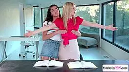 嘿，看这个女同学生脱衣舔她金发老师的阴户