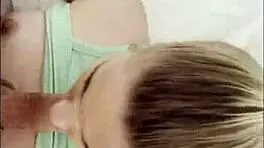 哥们火辣金发室友狂吸我屌停不住