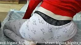 睡衣后入式清洁时手指那湿润的阴户