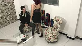 拉丁妹用色情舞蹈挑逗继兄，然后猛烈操