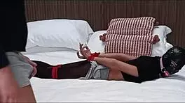 这个穿高跟丝袜的熟女被球塞嘴，在预览里到处被肏