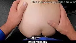 商场保安掏出巨鸡巴，小偷在办公室急切吸吮。