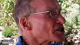 美丽18岁少女户外吸爷爷然后被深插