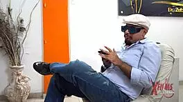 饥渴黑发妹用巨屌狂干试镜，想看吗？