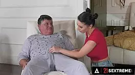 21 Sextreme巨乳女仆Nelly Kent搞老头大鸡巴