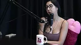 Morena Safada Mostra os Lindos Peitos e a Buceta Depois de Falar que Queria Transar Mas os Homens N�o Chegavam e Brindaram aos Hates - Renatinha Melo Watch on Sheer Red