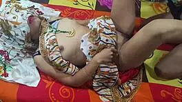 Indian aunty in saari flaunts big boobs and ass in steamy homemade clip