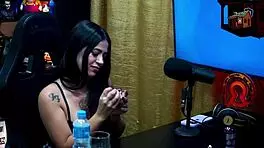 a novinha da privacy avaliou o pau do ruan e tirou a roupa no podcast que delicia - luuh barbosa - podcast pupum no barraco completo no sheer - red