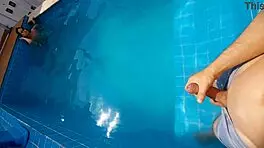 Estava Com Minha Meia-Irmã Na Piscina Ela Ficou Surpresa Com Meu Pau Duro E Ereto