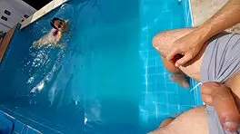 Estava Com Minha Meia-Irmã Na Piscina Ela Ficou Surpresa Com Meu Pau Duro E Ereto