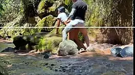 pareja amateur se graba follando con su hermanastro en el rio