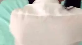 富家女学生在卧室地板上穿着制服被猛干。谁知道她这么狂野？