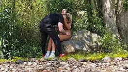 pareja amateur se graba follando con su hermanastro en el rio