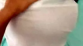 富家女学生在卧室地板上穿着制服被猛干。谁知道她这么狂野？