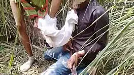 印度年轻18+Desi女孩在森林中被挤压乳房并操