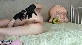 Sofa Weber在肛门中接受大鸡巴进行硬屁股操和嘴中尿尿