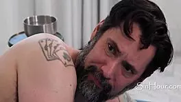 秘书用桌子换深喉，和 Tommy Pistol 和 Savvy Suxx