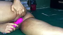 现场脱衣舞娘用女同性恋性玩具自慰狂野表演