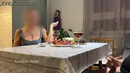 丈夫在桌子下偷偷自慰，一边和继母聊天