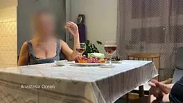 丈夫在桌子下偷偷自慰，一边和继母聊天