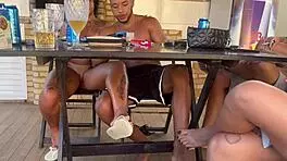 Hey, vazou na net jovens influencers em troca de casal na piscina parte um?