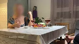 丈夫在桌子下偷偷自慰，一边和继母聊天