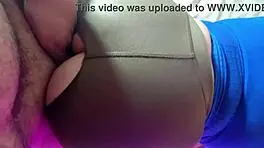 荡妇妻子为肛交出轨在紧身裤中